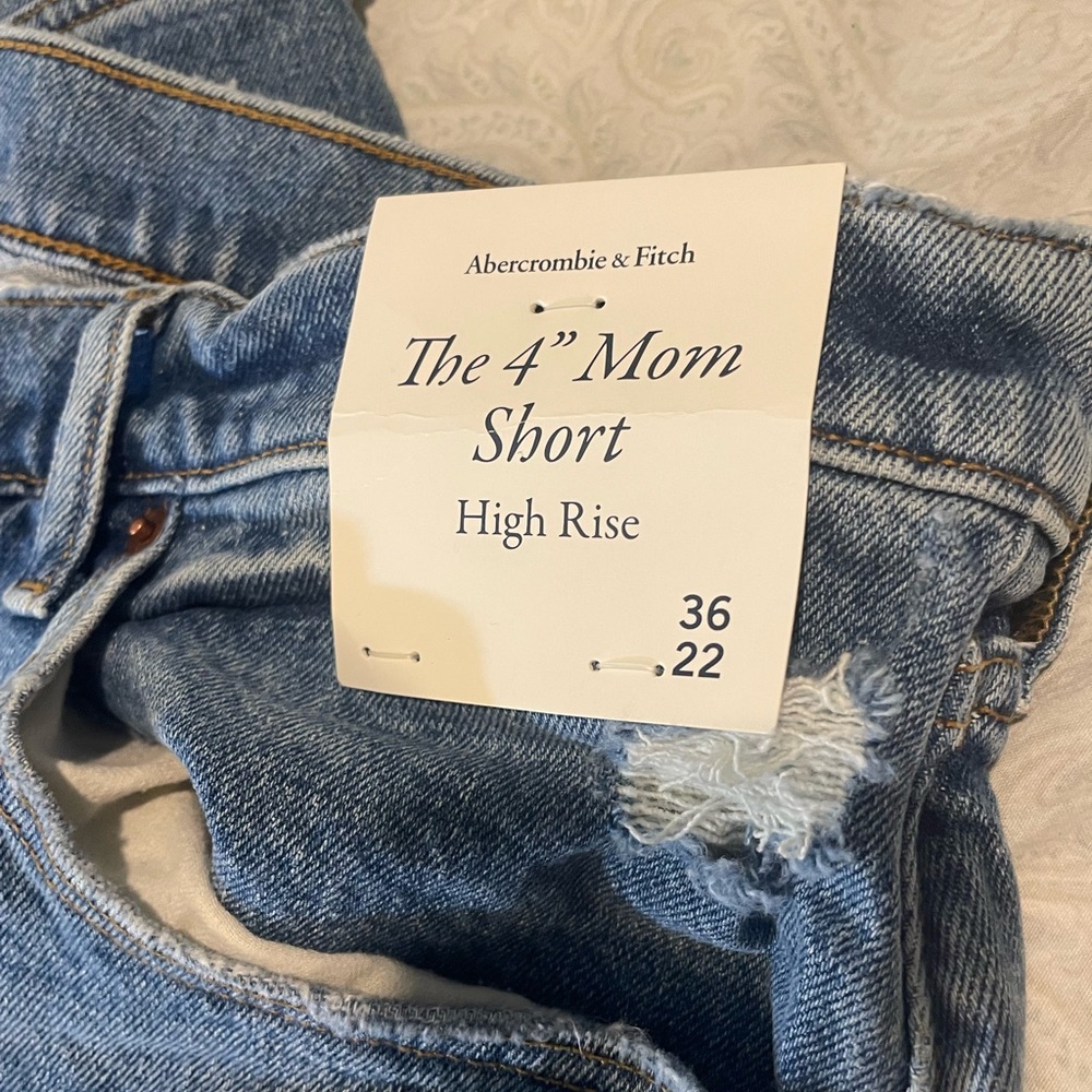 Abercrombie & Fitch. The 4” Mom Short. New with Tags. 36/22